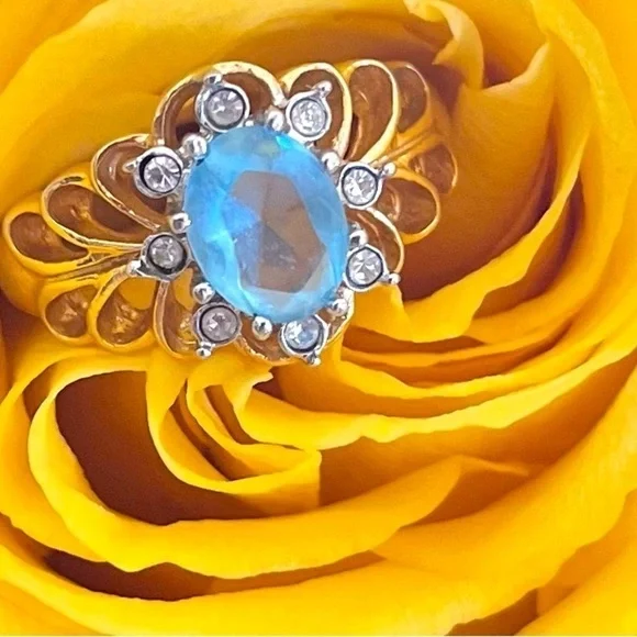𝅺VINTAGE TOPAZ STATEMENT RING - Picture 3 of 6